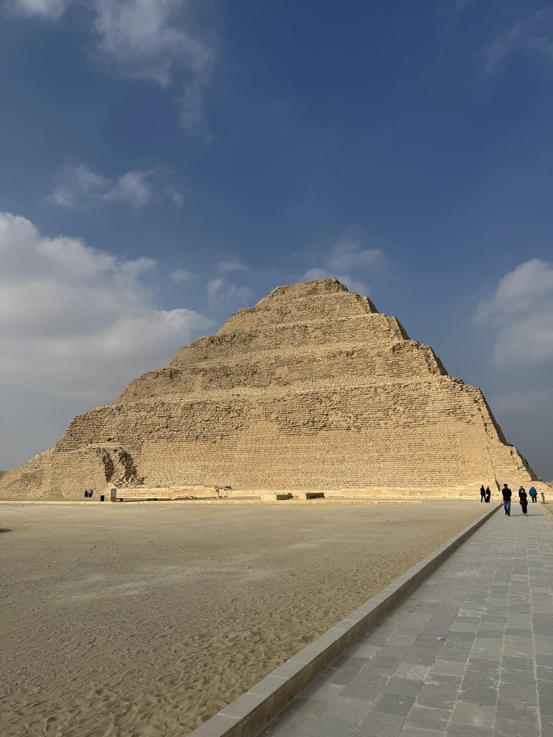 Отлично провели экскурсию на пирамиды Гизы и Саккары, а также Мемфис. Был хороший гид девушка Reem