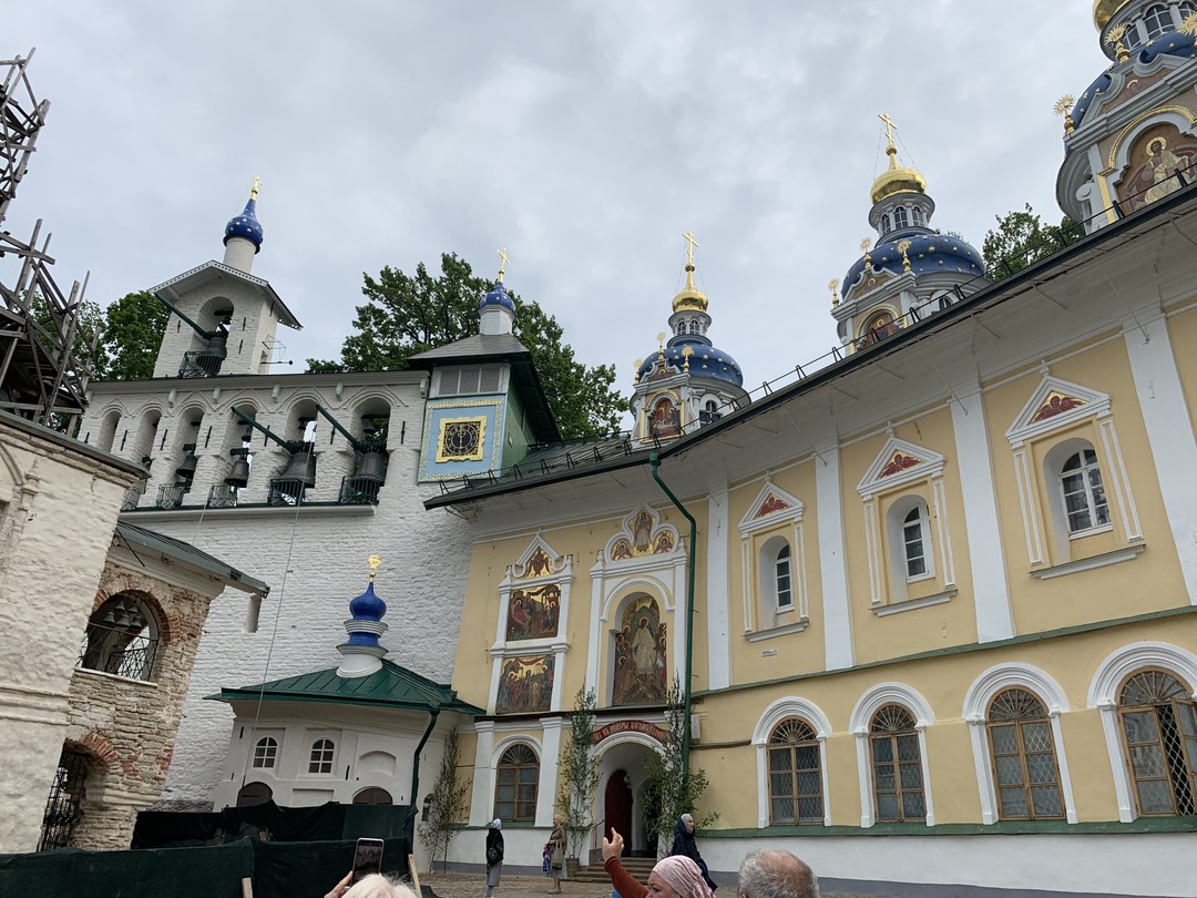 Были семьёй из 5 человек (родители и 3 детей) на автобусной экскурсии из Пскова в Изборск и Печоры