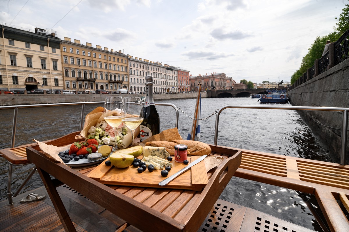 Фото Волшебный Петербург: водная прогулка на ретро-катере