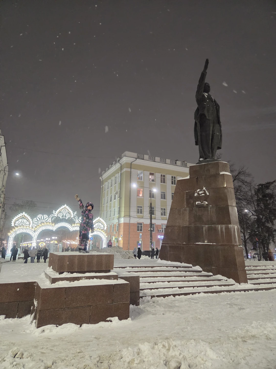 Мы очень довольны прогулкой! Всем понравилось, необычно, еще и еще просили почитать нам и рэп и стихи и Александр не отказывал