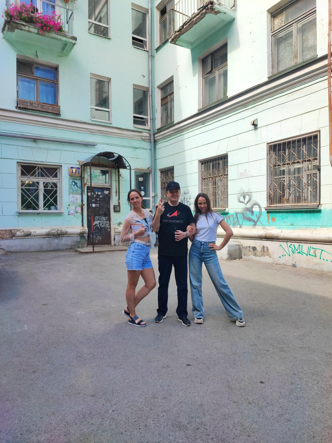 Нам всё очень понравилось. С Андреем провели две экскурсии. Он эрудированный гид, знает ответы на все