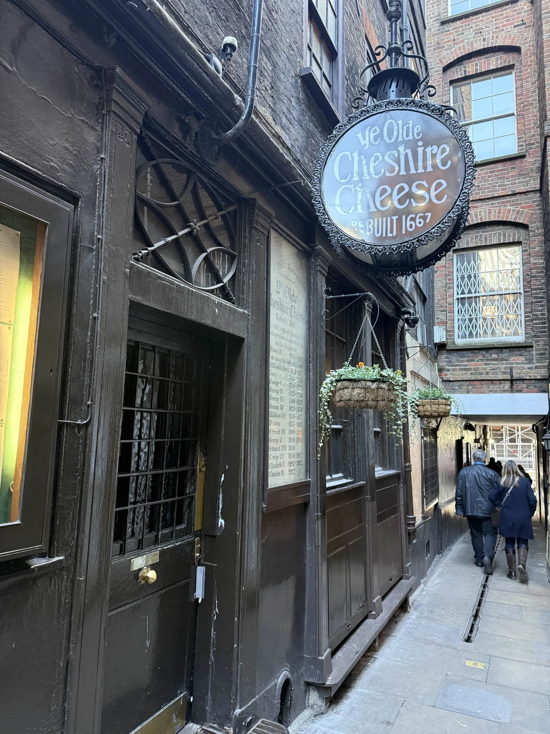 Хотим поделиться впечатлениями о нашей экскурсии по пабам. В первую очередь хочется отметить Влада воспитанный, начитанный