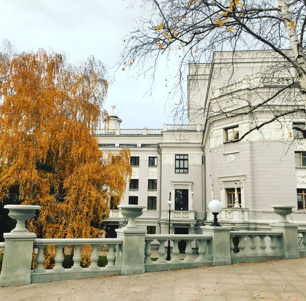 По Екатеринбургу - с французским акцентом, десертом и обедом (всё включено)