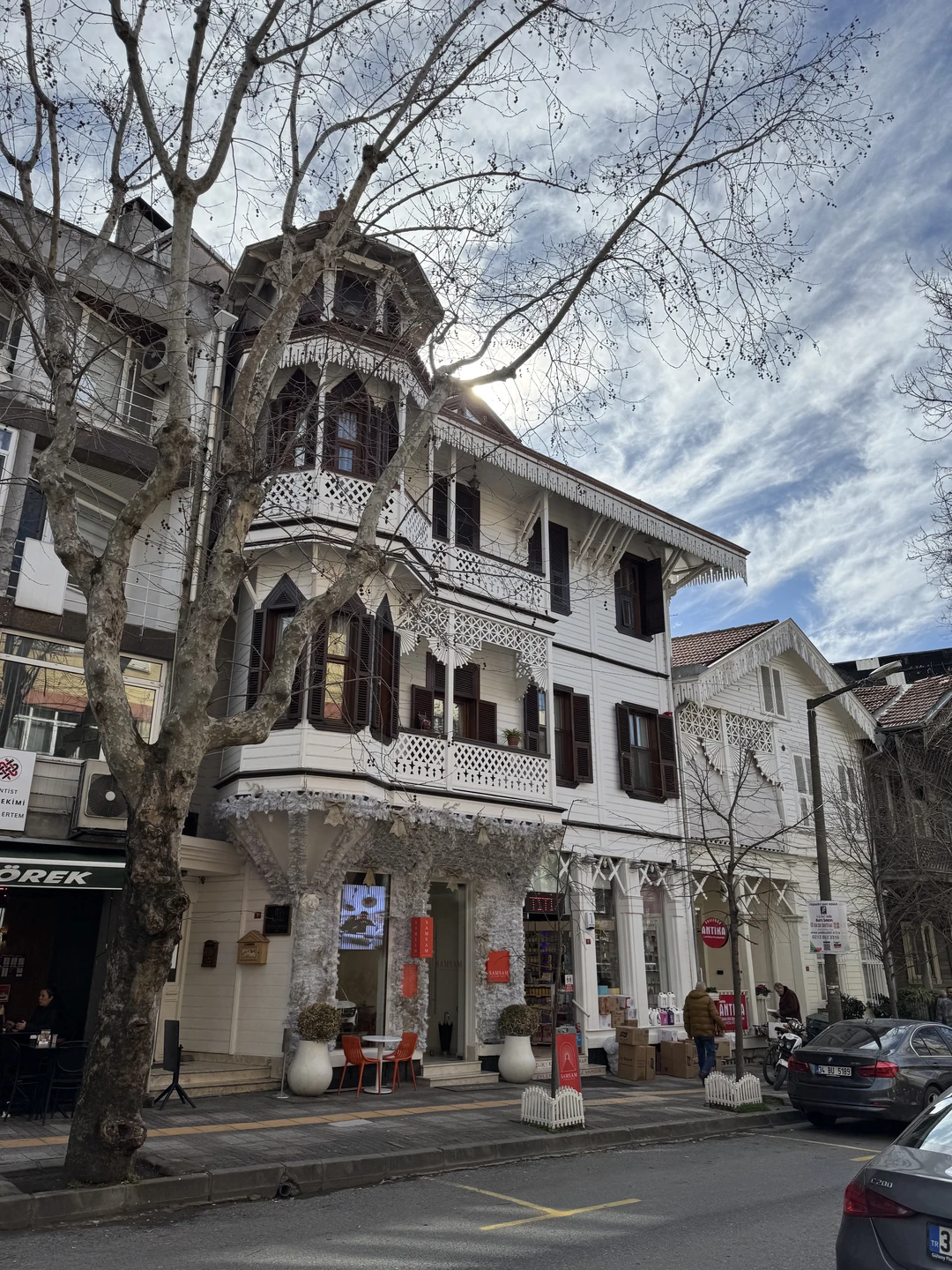 Очень приятный приморский район вдалеке от туристических толп, довольно компактный. Рекомендую, особенно в хорошую погоду. И