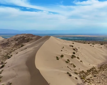 Песчаные дюны, сандбординг, закат и «поющий» ветер барханов