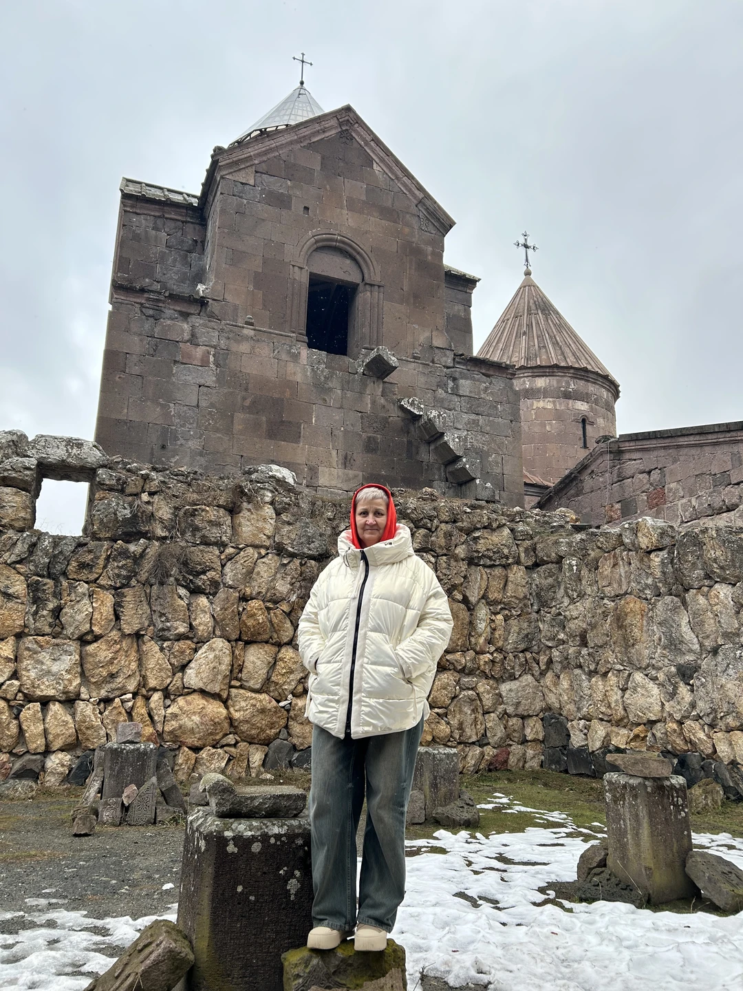 Нам все очень понравилось. Отличный гид. Водитель вез очень хорошо. Транспорт тёплый и удобный