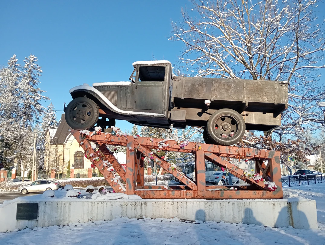 Очень информативная экскурсия. Было музыкальное сопровождение, звуки блокадного Ленинграда, голоса дикторов того времени. Гид очень много