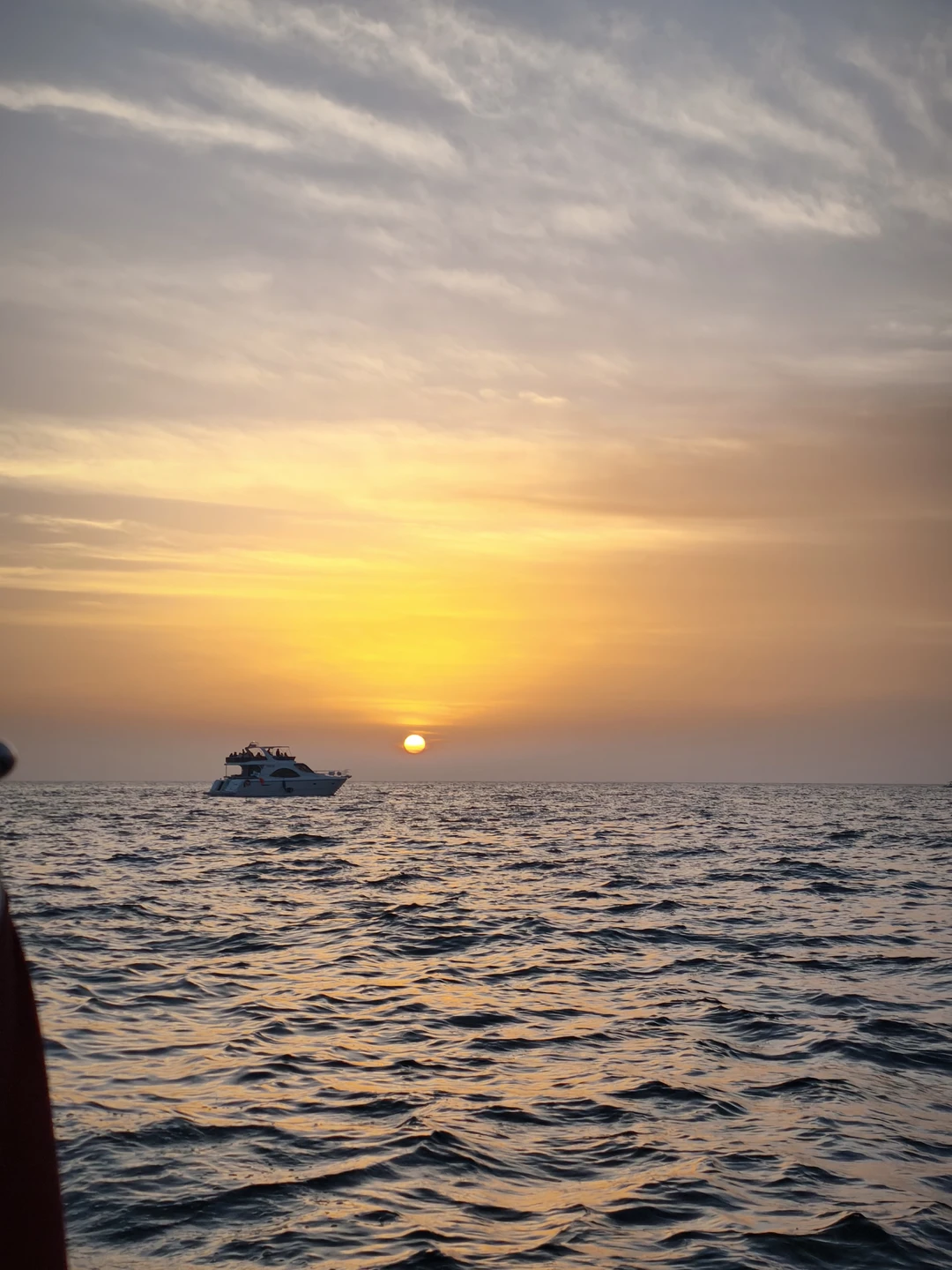 Ходили с капитаном Климом на яхте по Персидскому заливу. Очень всё понравилось! Ребята русские, всё понятно