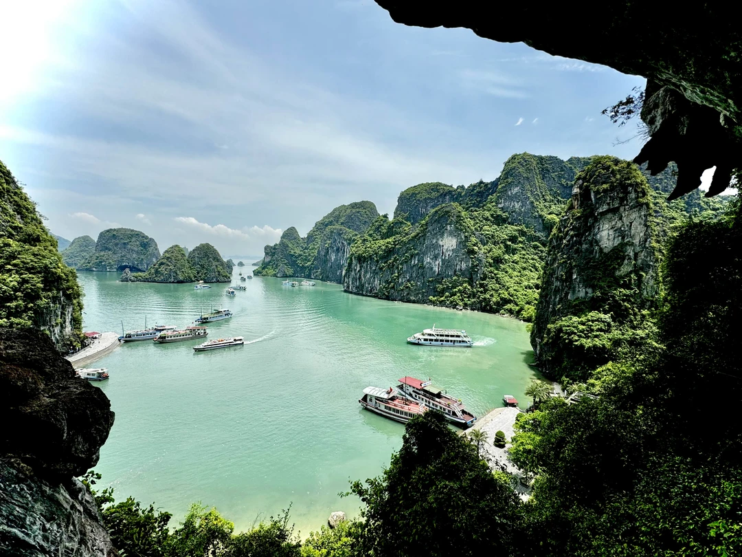 Экскурсия без гида, но он и не нужен, трансфер организован хорошо, круиз понравился, отличный обед