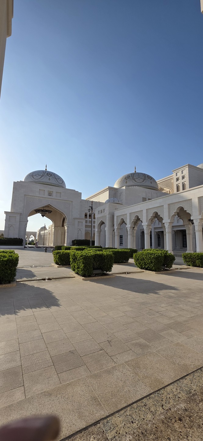 Поездка вчера в Абу-Даби из Дубая прошла восхитительно. Водитель-гид Умид прекрасно говорит по-русски, знает историю страны