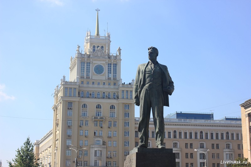 Разрешите представиться. Маяковский