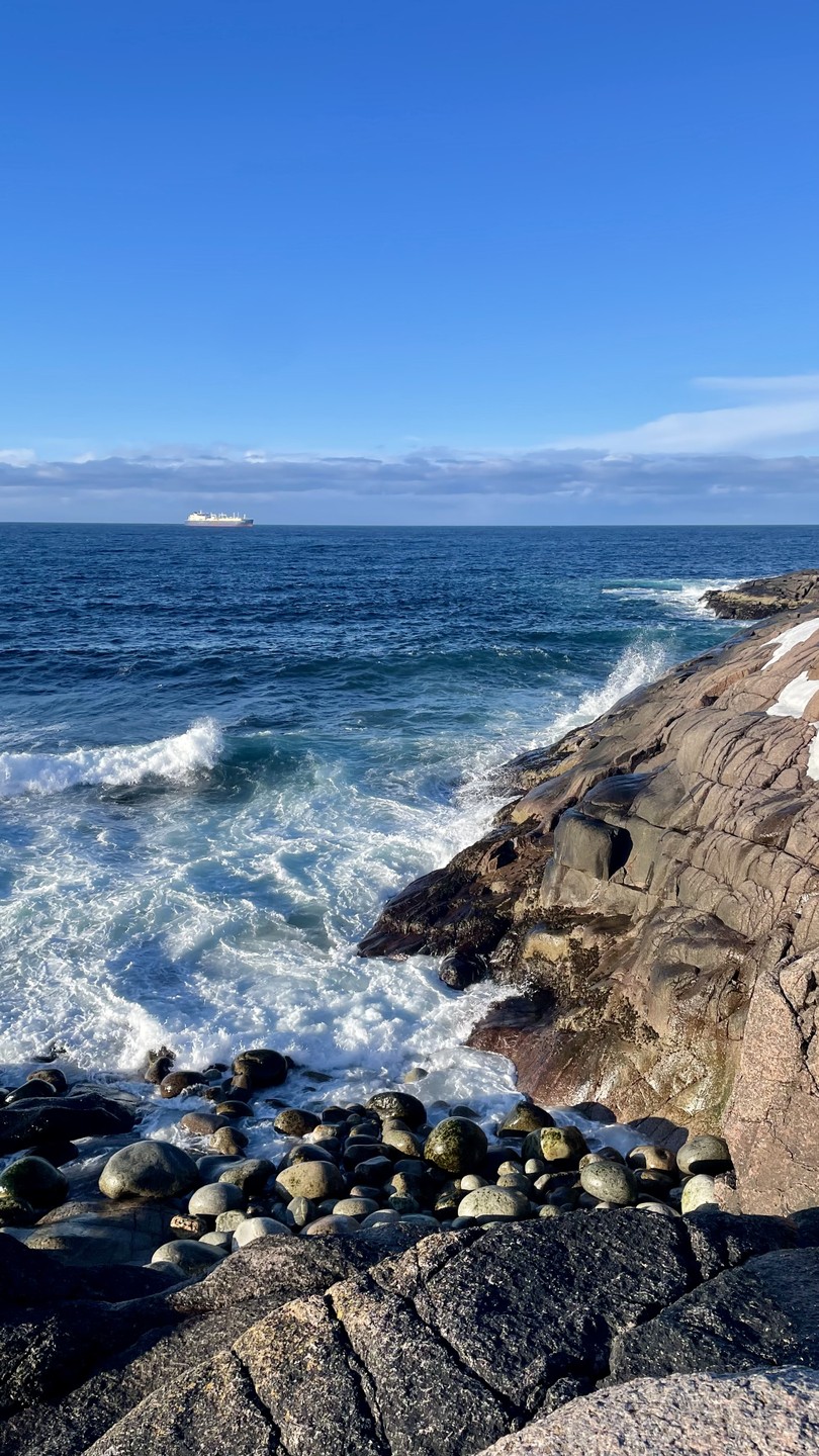 Иногда хочется очутиться в месте, где природа особенно сурова и оттого особенно крышесносна, куда непонятно как