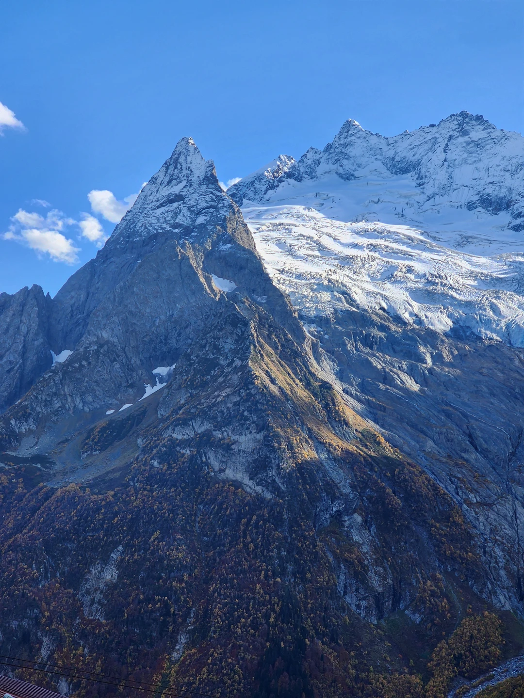 Были на индивидуальной экскурсии в Домбай вчера, 6 октября с гидом Андреем. Нас было четверо- двое