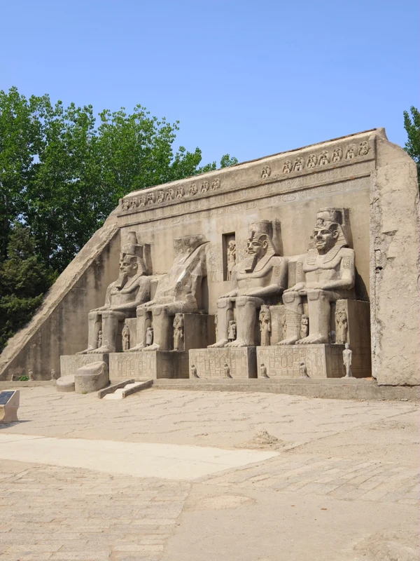 Парк «Мир», автомобильный музей и пекинский цирк