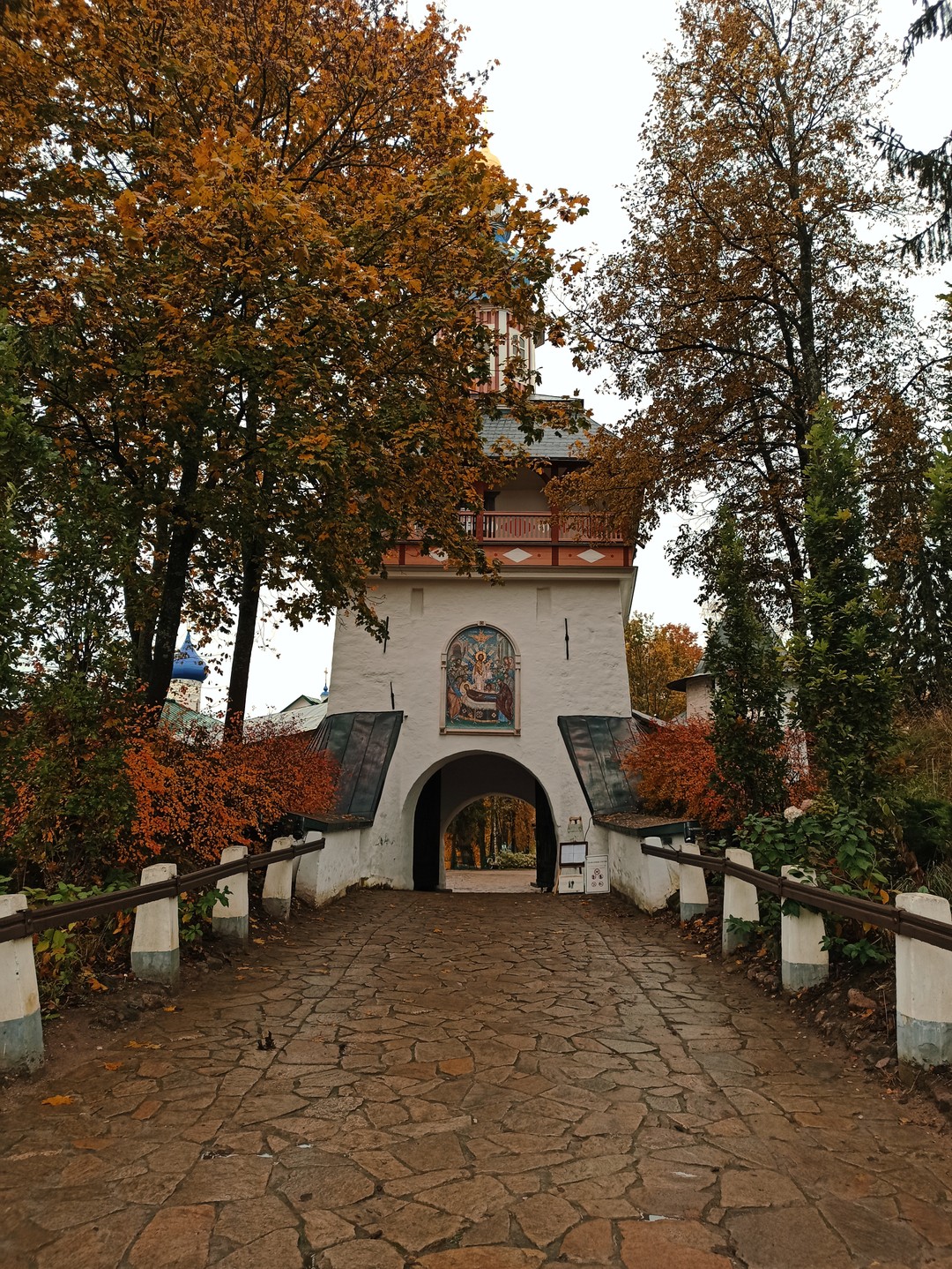 Отличная экскурсия с погружением в атмосферу старины и рассказами о людях и достопримечательностях Псковской области. Монастырь