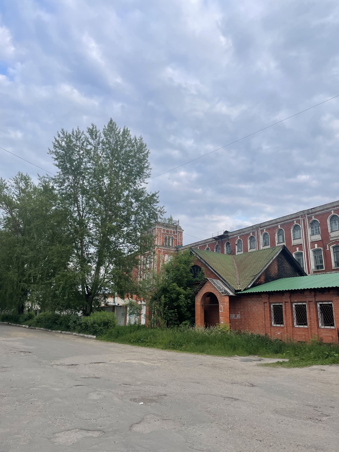 Отличное знание города. Уместное использование личных историй в контексте преподнесение материала. Нетривиальный подход к организации маршрута.