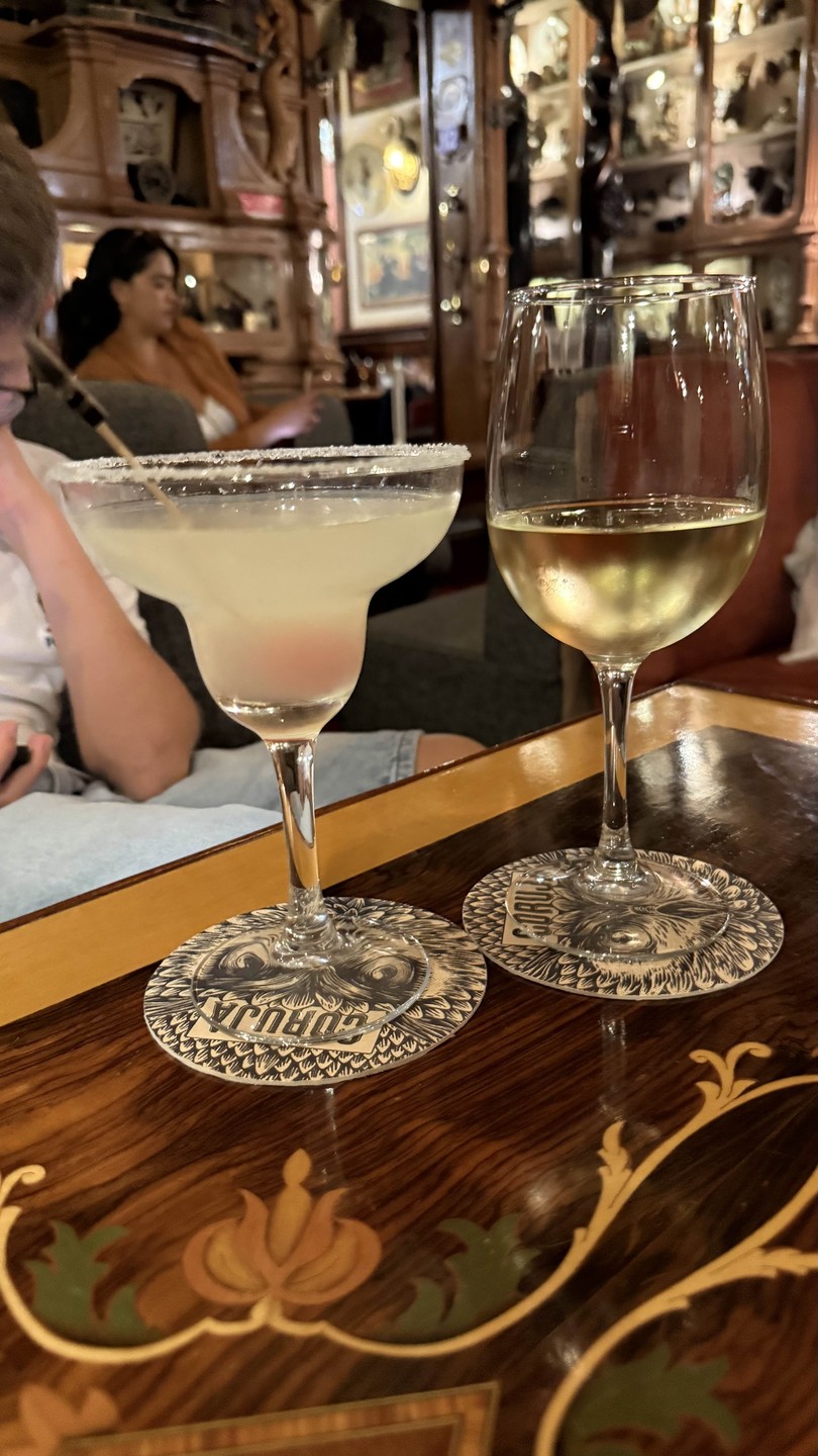 Экскурсия с Галей по пабам Лиссабона — одно удовольствие! 🍷 Атмосфера лёгкая и уютная, будто гуляешь