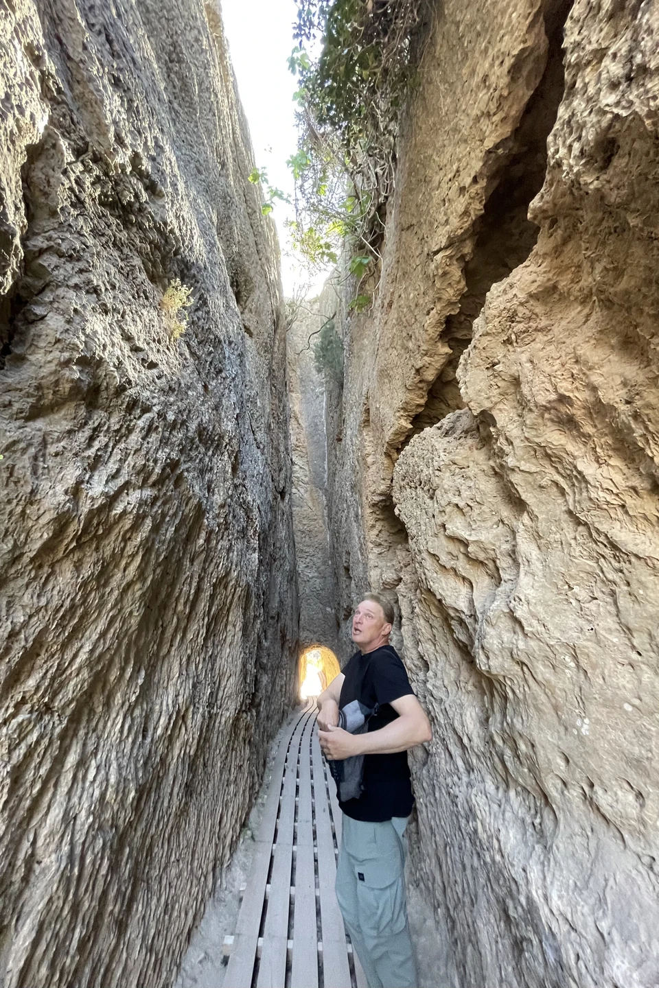 Незабываемая экскурсия! Красота горных ландшафтов, узкие тоннели, вырубленные в скале, и самая впечатляющая часть акведука -