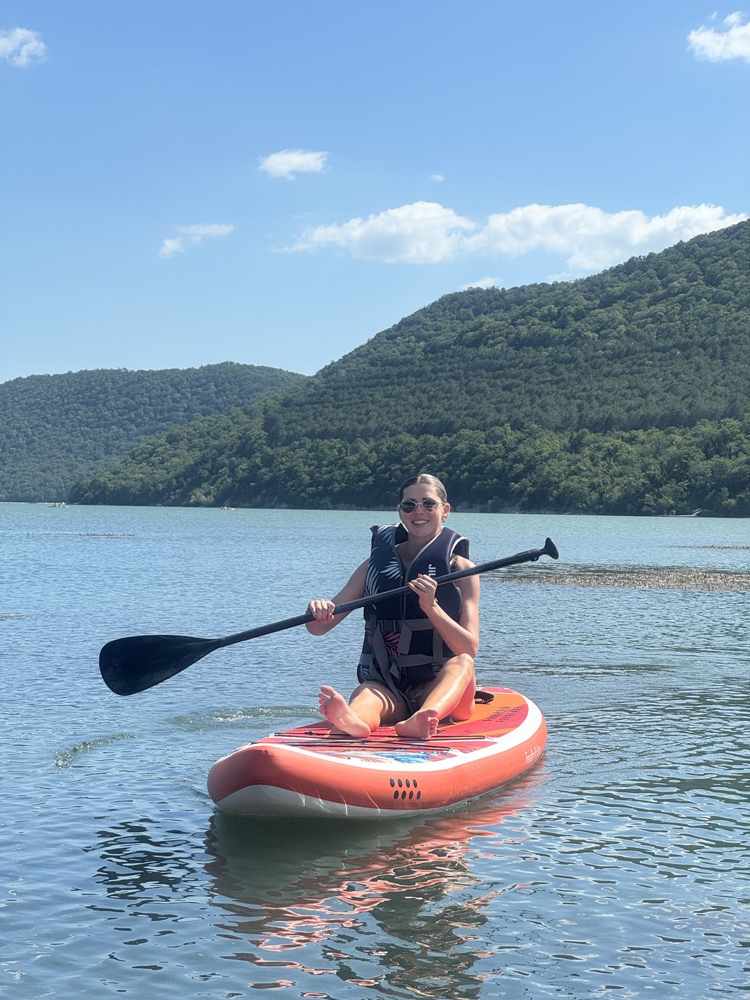 Спасибо, экскурсия очень понравилась. Плавала на сапе впервые. Было совсем не страшно. Мне дали жилет. Управлять
