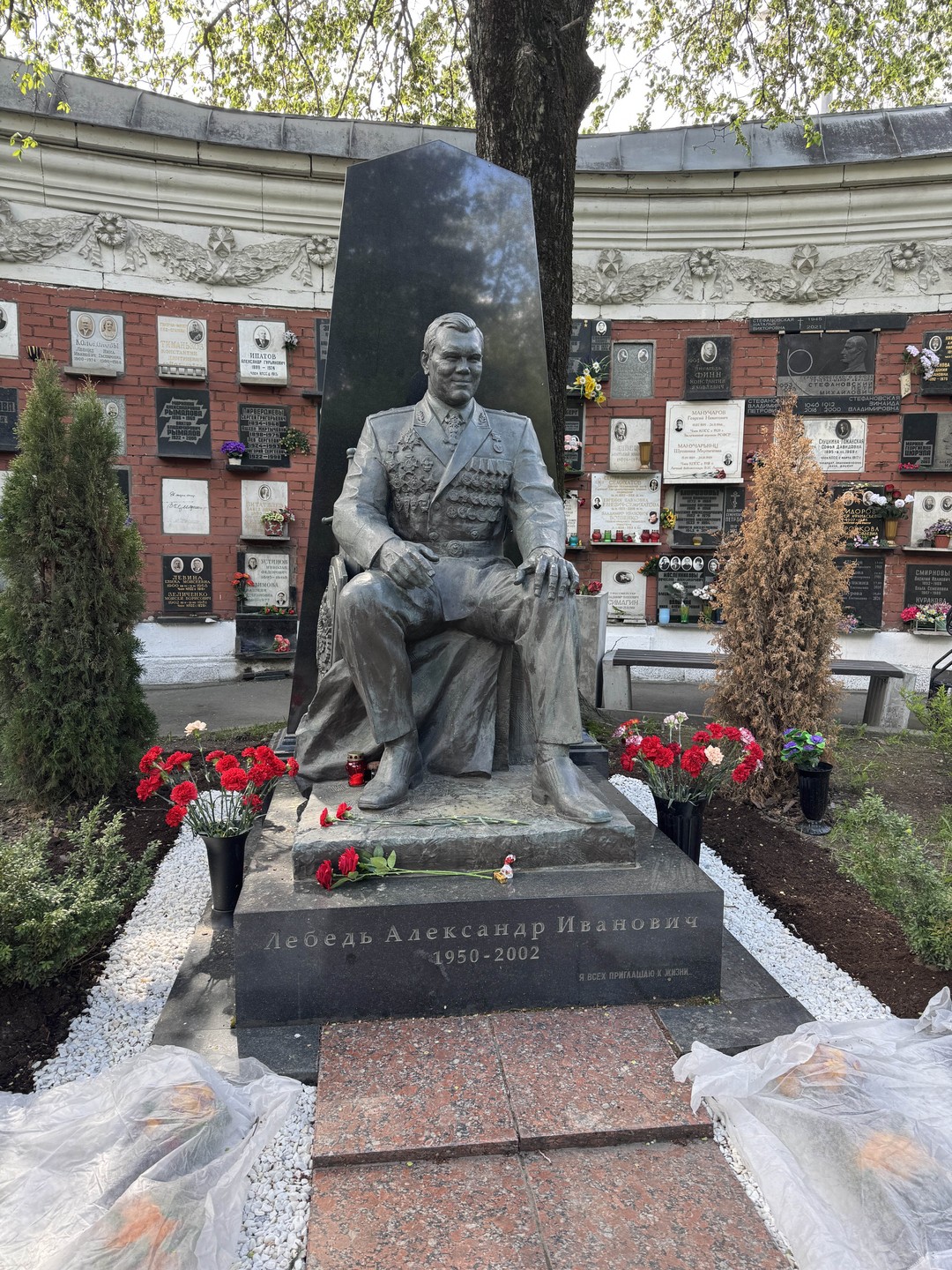 Сегодня были на экскурсии и нам очень понравилось. Не думала,что кладбище может быть интересным, но экскурсовод
