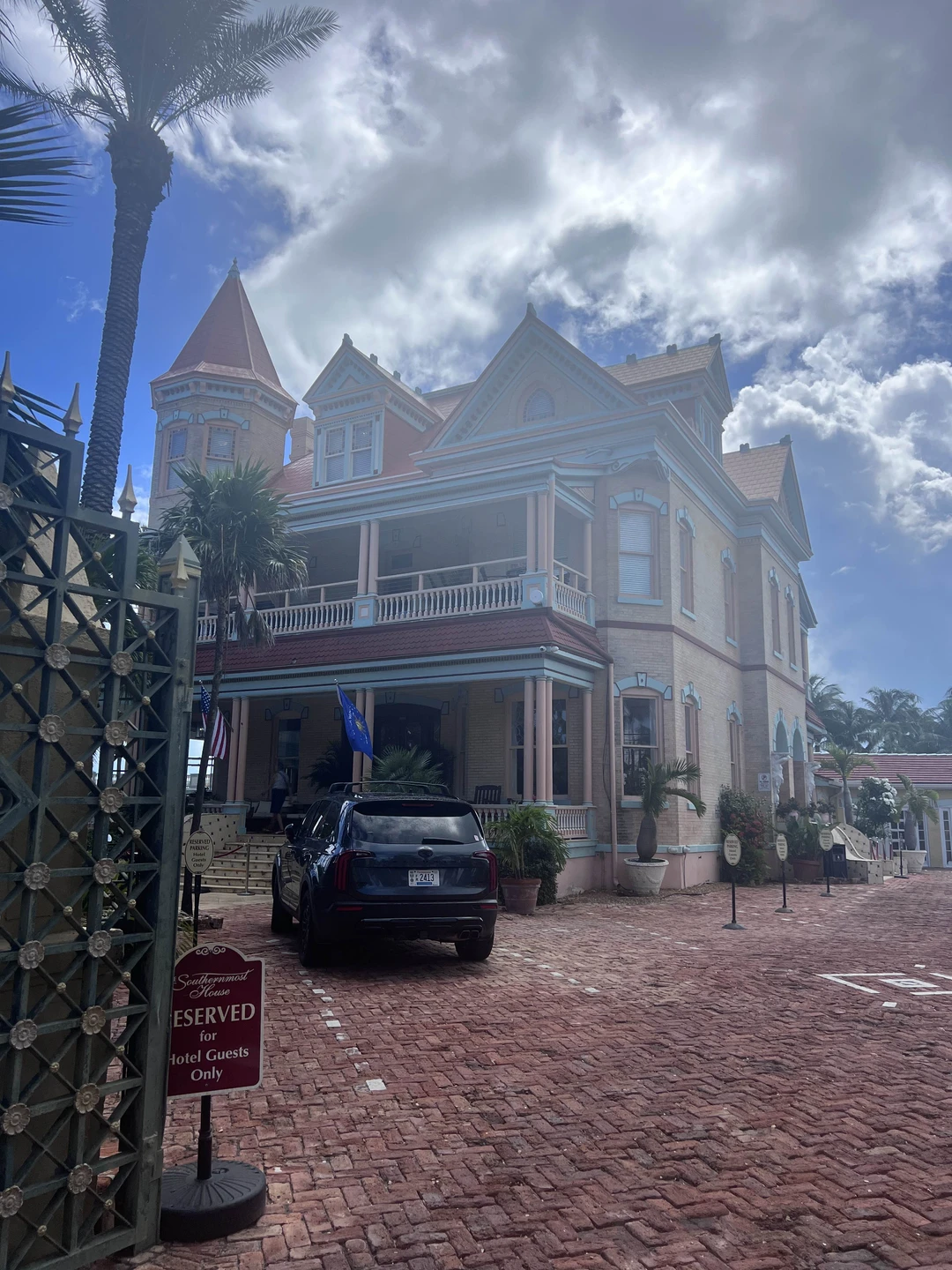 Это была замечательная экскурсия. Артем замечательный организатор, мы ехали в прекрасной новой машине. У нас была