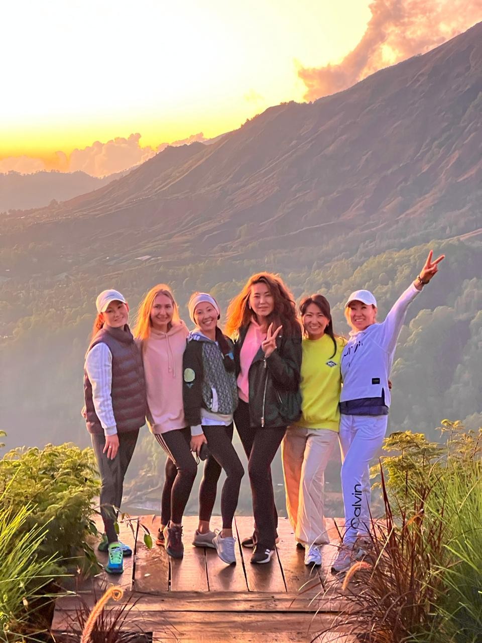 Благодарим Эльдара за организацию тура на Батур! Рассвет был шикарен, прекрасный водитель, который стал гидом в