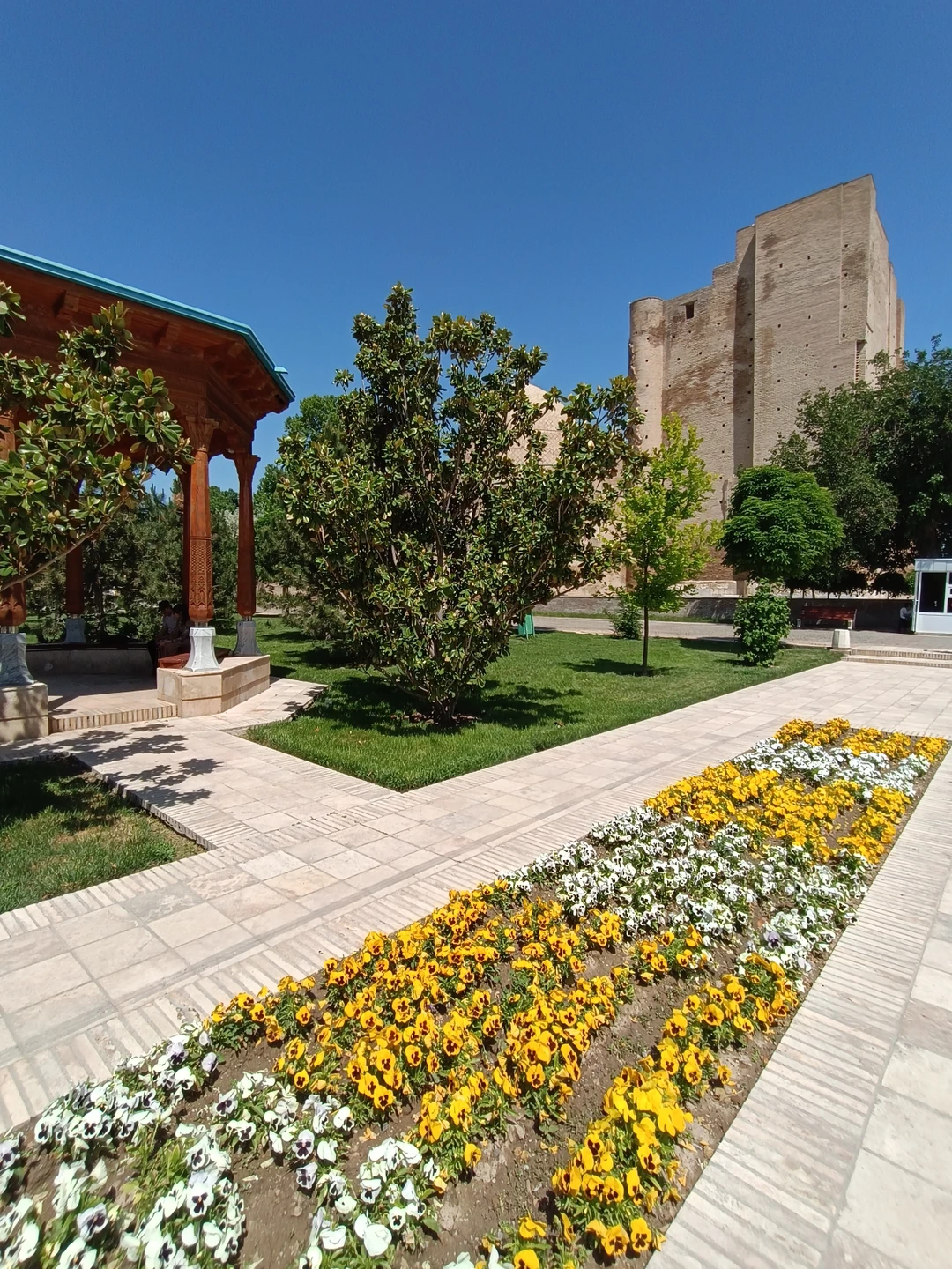 Это не было экскурсией,это просто поездка. Экскурсоводом был родственник. По дороге мы останавливались на рынке, и