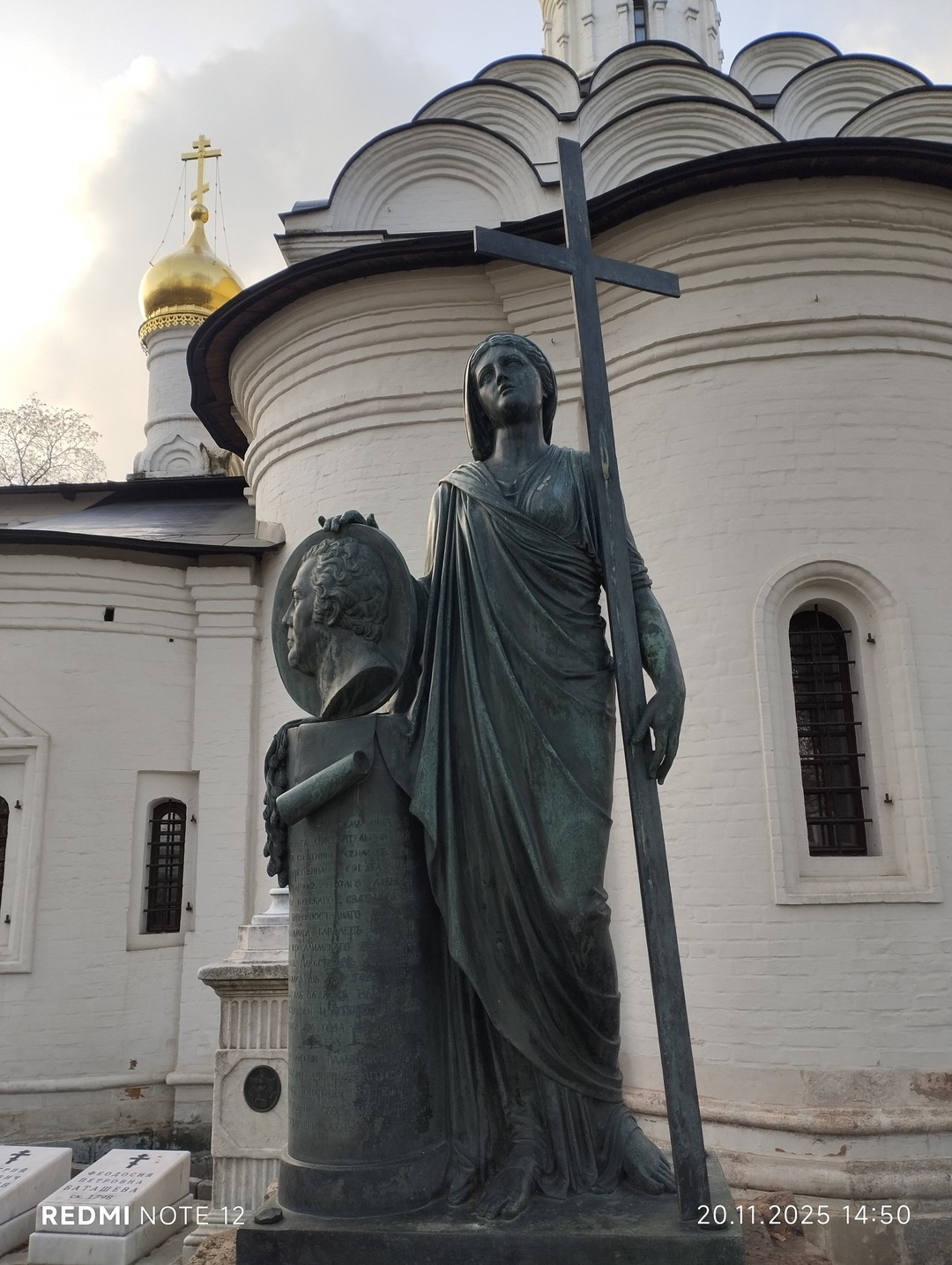 Сегодня я была на экскурсии в Донском монастыре. Экскурсовод Павел интересный рассказчик. Он очень интересно излагает