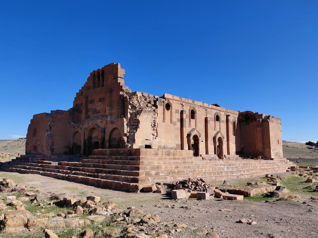 В культурную столицу Армении - Гюмри обязательно езжайте с Багратом. Там вы не только прогуляетесь по