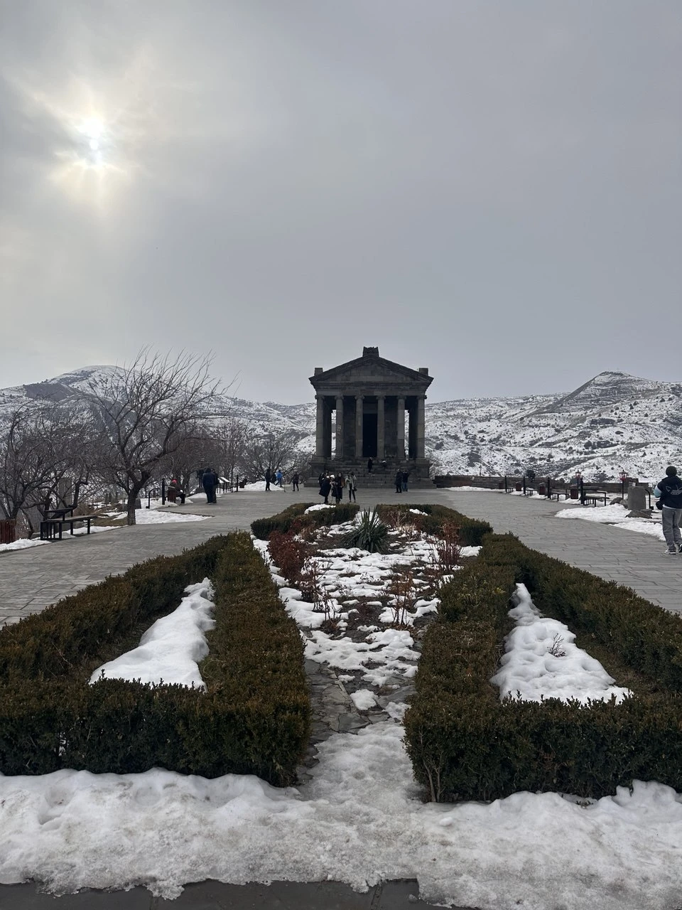 У нас было не очень много времени, но хотелось посмотреть интересные места за пределами Еревана, поэтому