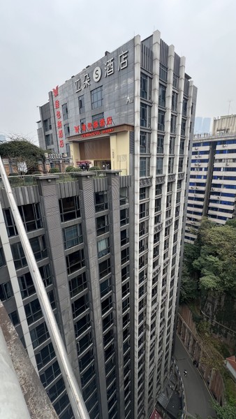 С нами работала Алина- чудесная заботливая девушка. Организовала нам все брони, такси. принесла с собой даже