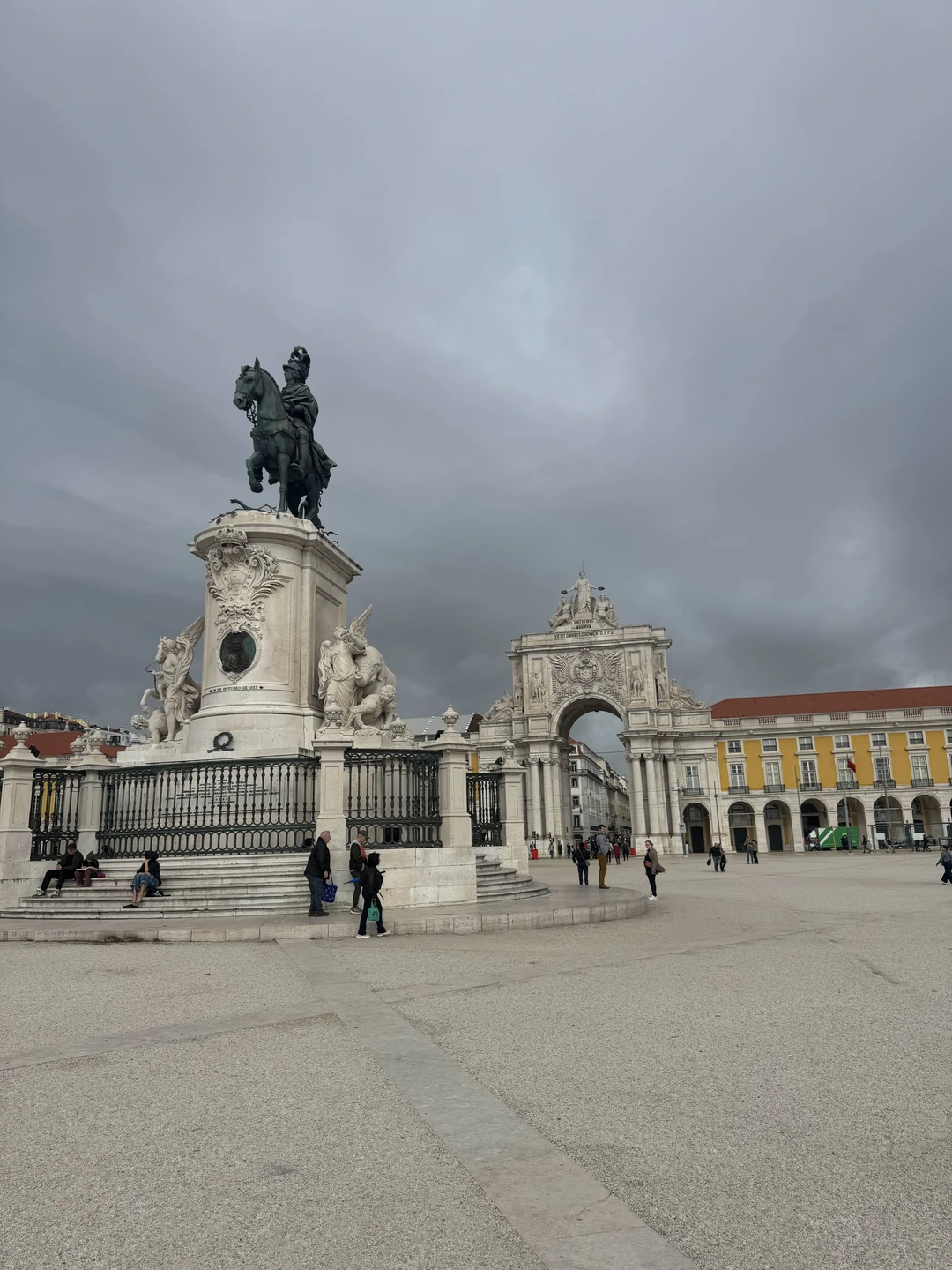 Очень рекомендую Оксану, вежливая культурная с приятным голосом, неспешная прогулка по Старой части, интересная информация о