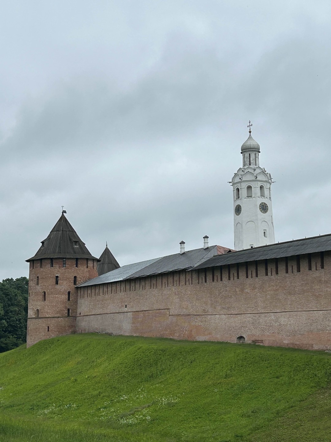 Прекрасная экскурсия, затрагивает знаковые места Великого Новгорода и его историю. Константин настоящий профессионал, уровень знаний и