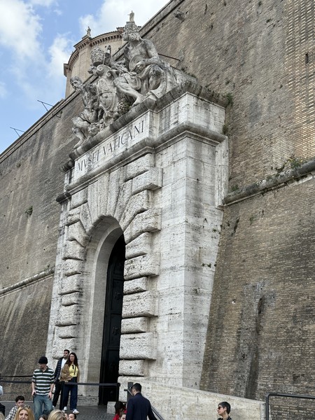 Нэлли настолько легко и доступно расскажет вам о Ватикане, что вы даже не заметите как пролетят