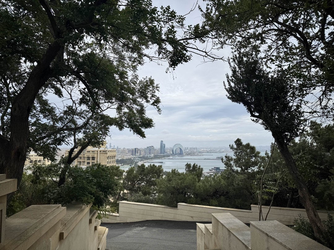 Выражаем большую благодарность Азику, который познакомил нас с прекрасным Баку. Несмотря на дождливую и ветреную погоду