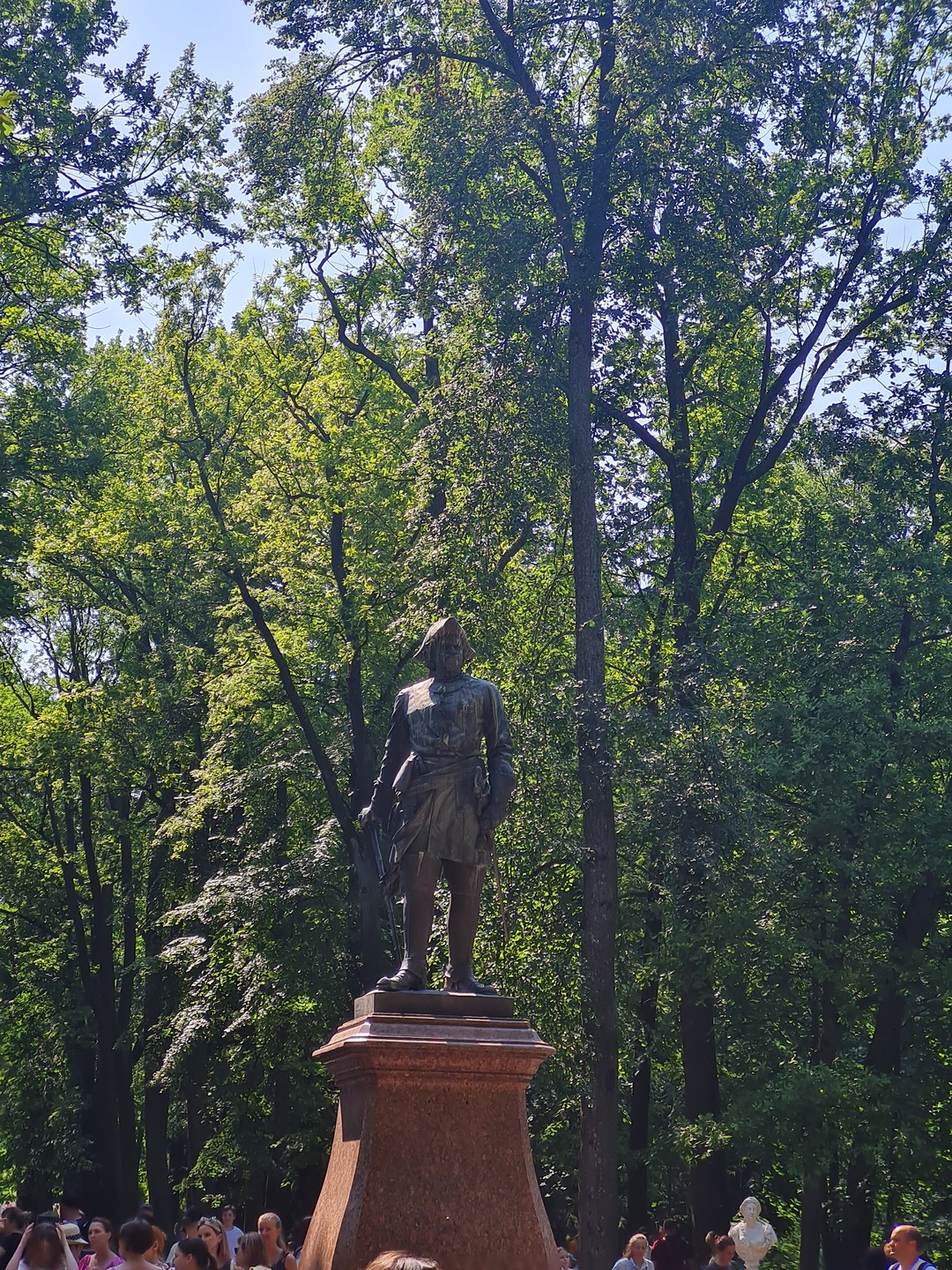 Очень понравилась экскурсия. Экскурсовод Ирина от бога. Все рассказала и проводила по интереснейшим местам нижнего парка Петергофа