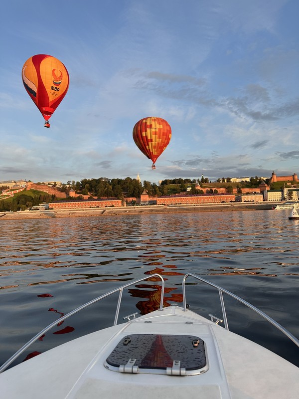 Виды На катере — по Волге