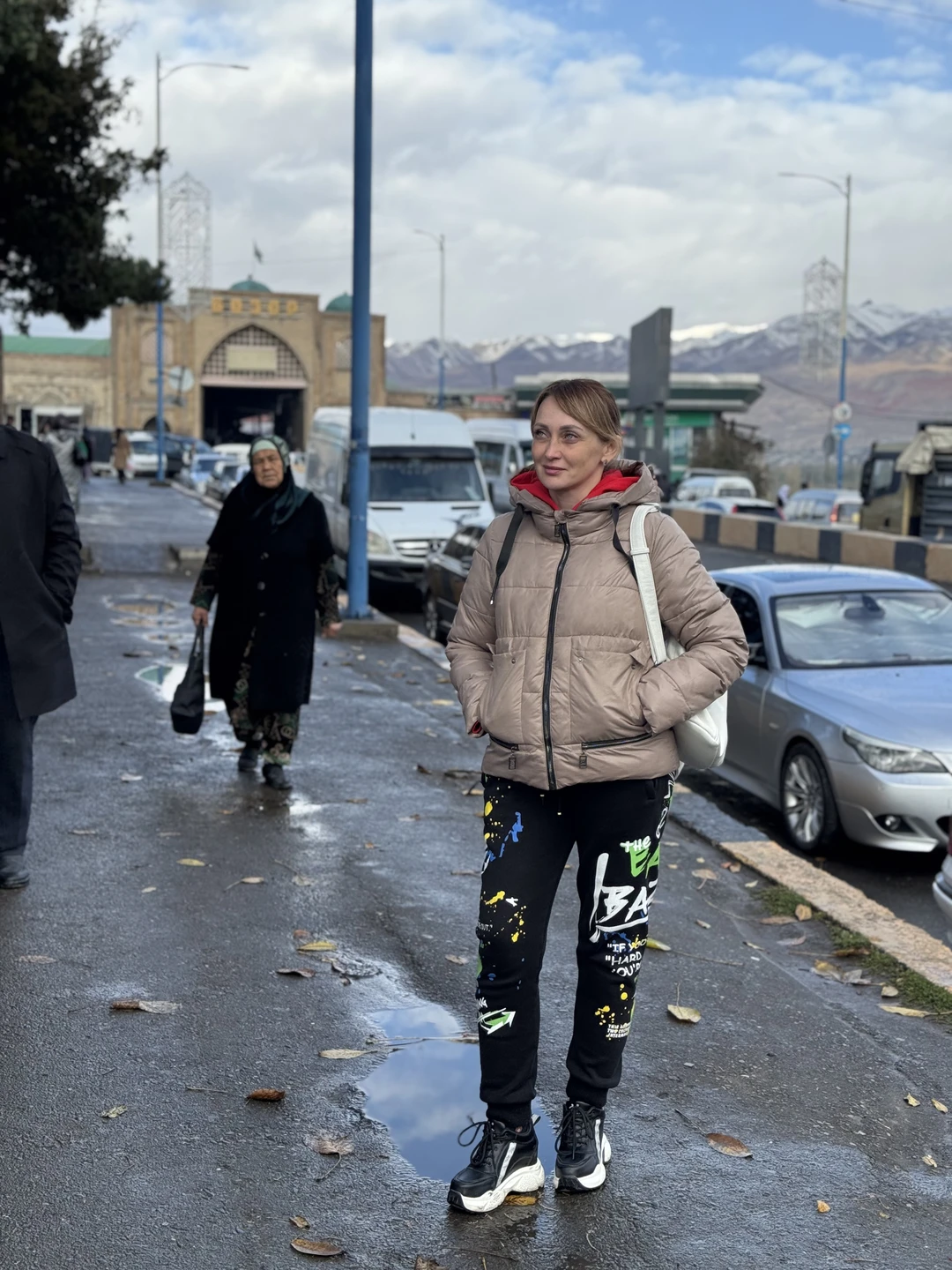 С экскурсией нам очень повезло. Именно в этот день выпал снег в горах. И мы увидели