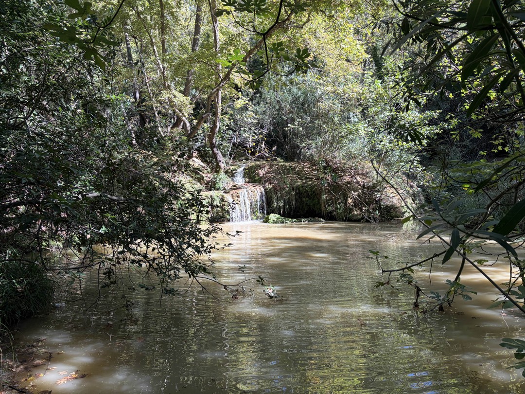 Начала октября, Анталия, уголок джипа. Прохладно - стоит взять что-то от ветра, по прямой - очки пилота. Забрали первым но и оставили первым