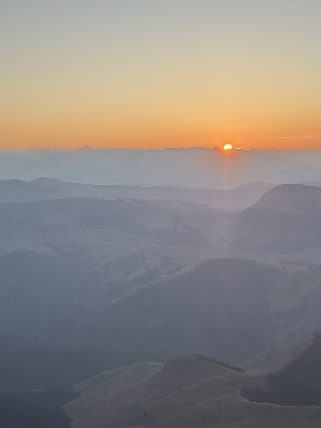 Очень рада, что получилось попасть на плато Бермамыт на закате. Нереально красивое место! А наш гид-водитель