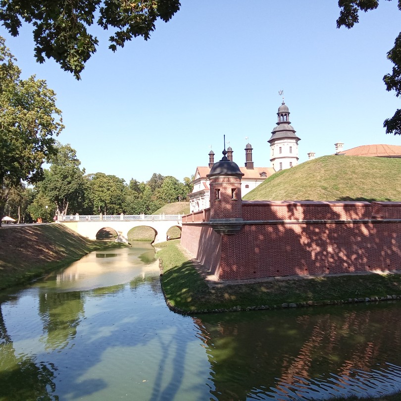 Прекрасная прогулка по небольшому городку… Гид Людмила рассказала нам про Замок и сам городок… Время пролетело незаметно. Большое спасибо
