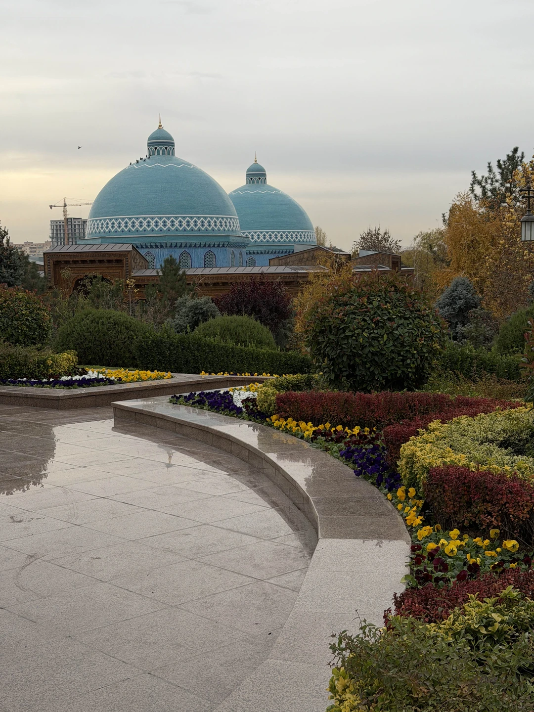 Посетили Ташкент в прекрасное время года -в ноябре, нашим гидом был Абдулла. Отличный рассказчик, прекрасное знание