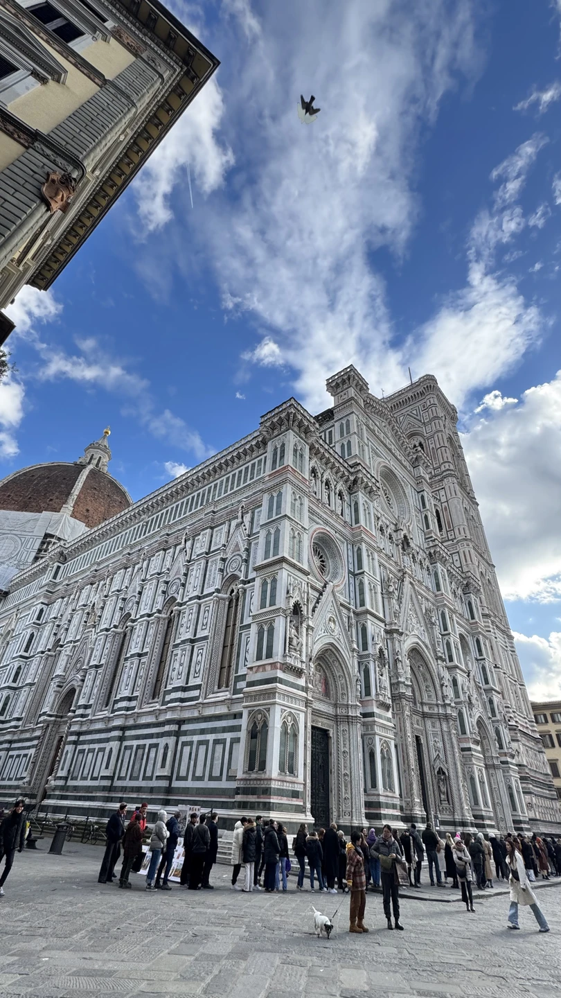 Саша невероятный эрудит, знаток и любитель Флоренции. Экскурсия нам очень понравилась. Было много деталей, истории, имен