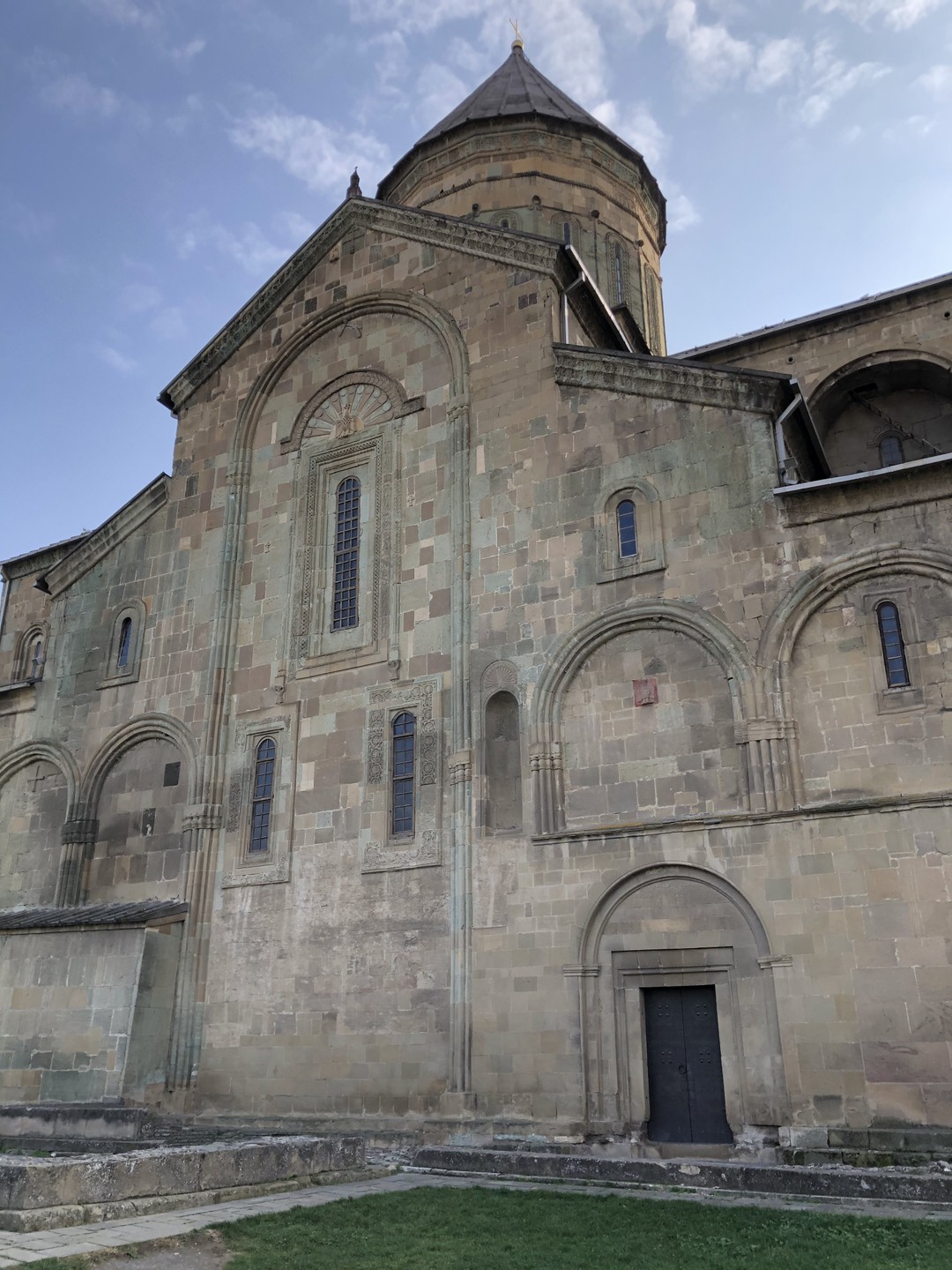 В путешествии в Джвари и Мцхету нашу компанию сопровождал прекрасный гид и рассказчик Елена. Путешествие началось