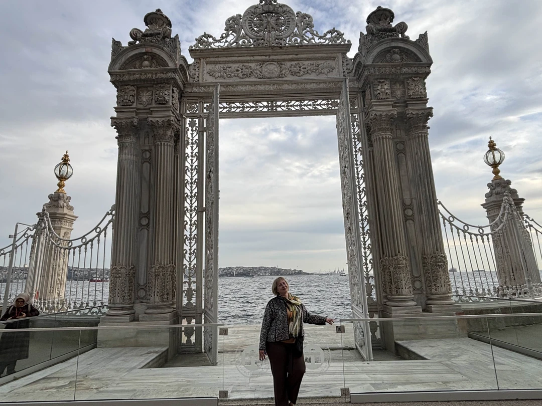 Вчера был максимально насыщенный день- два дворца: абсолютно разных, оба исторически важные. Мой фаворит- Долмабахче😍, он