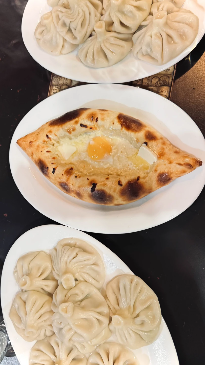 Удивительный мастер-класс. Это полное погружение в грузинскую кухню. Александр вел приготовление блюд с самого начала, все