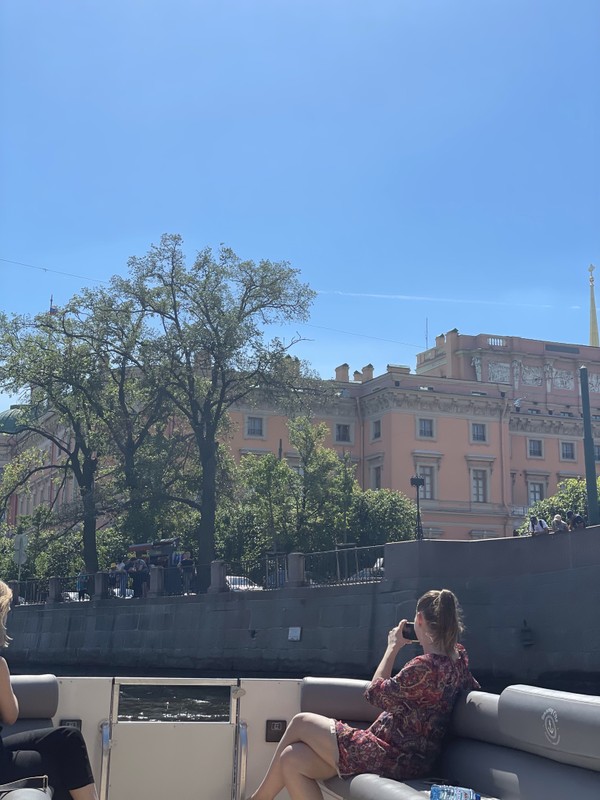 По рекам утреннего Петербурга — на катере и в небольшой группе