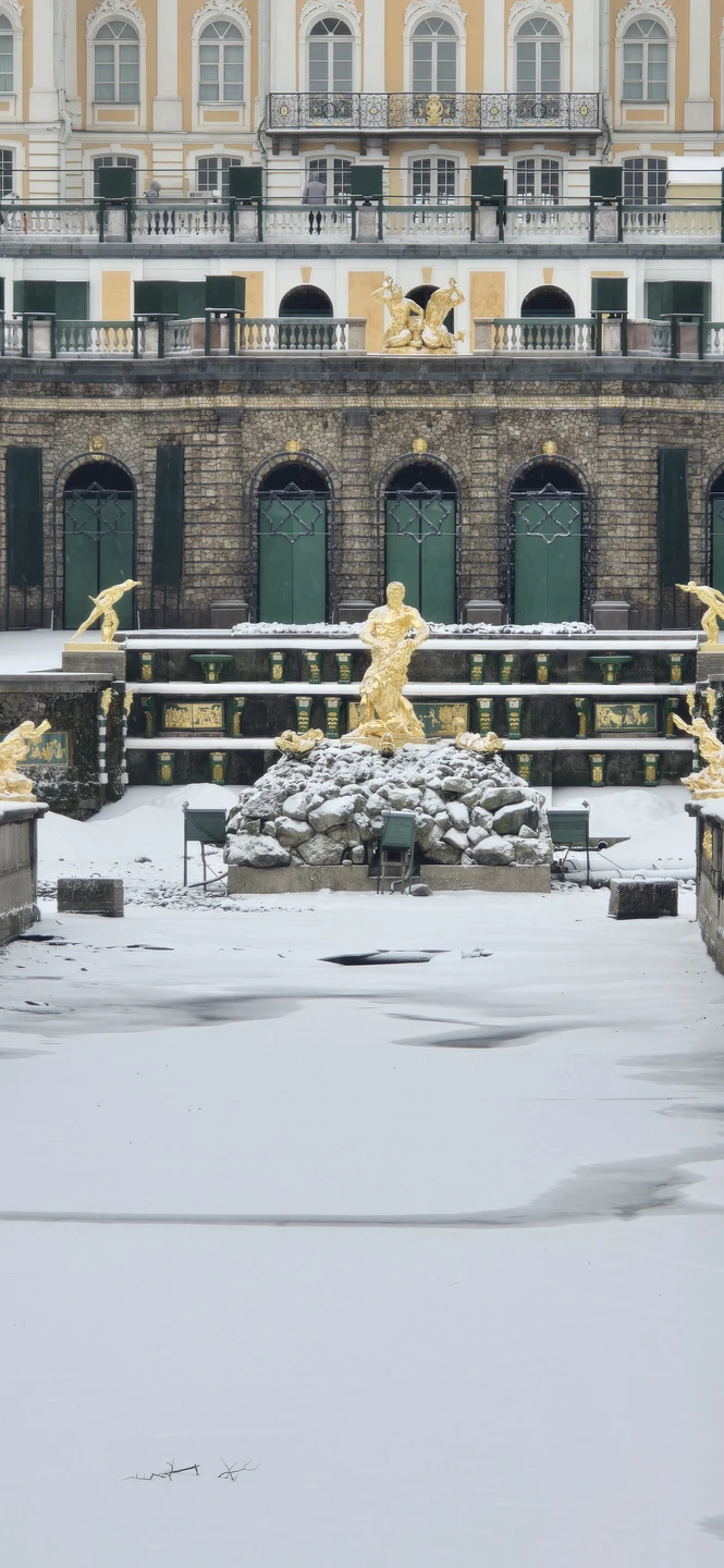 Это было наше первое посещение Санкт Петербурга и начали мы его с изучения Петергофа. Даже в