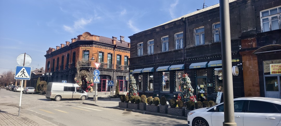 Сегодня были на экскурсии по городу Гюмри с Артёмом. Великолепная экскурсия. Посмотрели старый город, центр, крепость