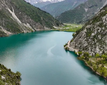Водопад и озеро Кара-Камыш, окаменелости и следы динозавров